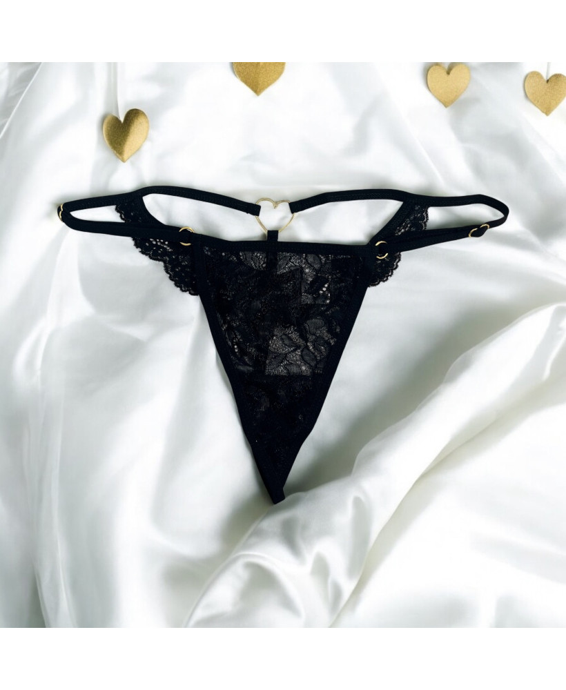 String noir en dentelle avec bijou cœur doré 